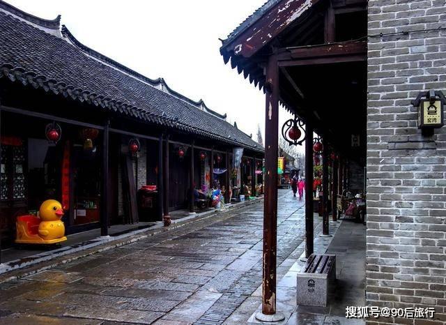 老人带孩子和年轻人带孩子有什么不同？你更看好哪个？